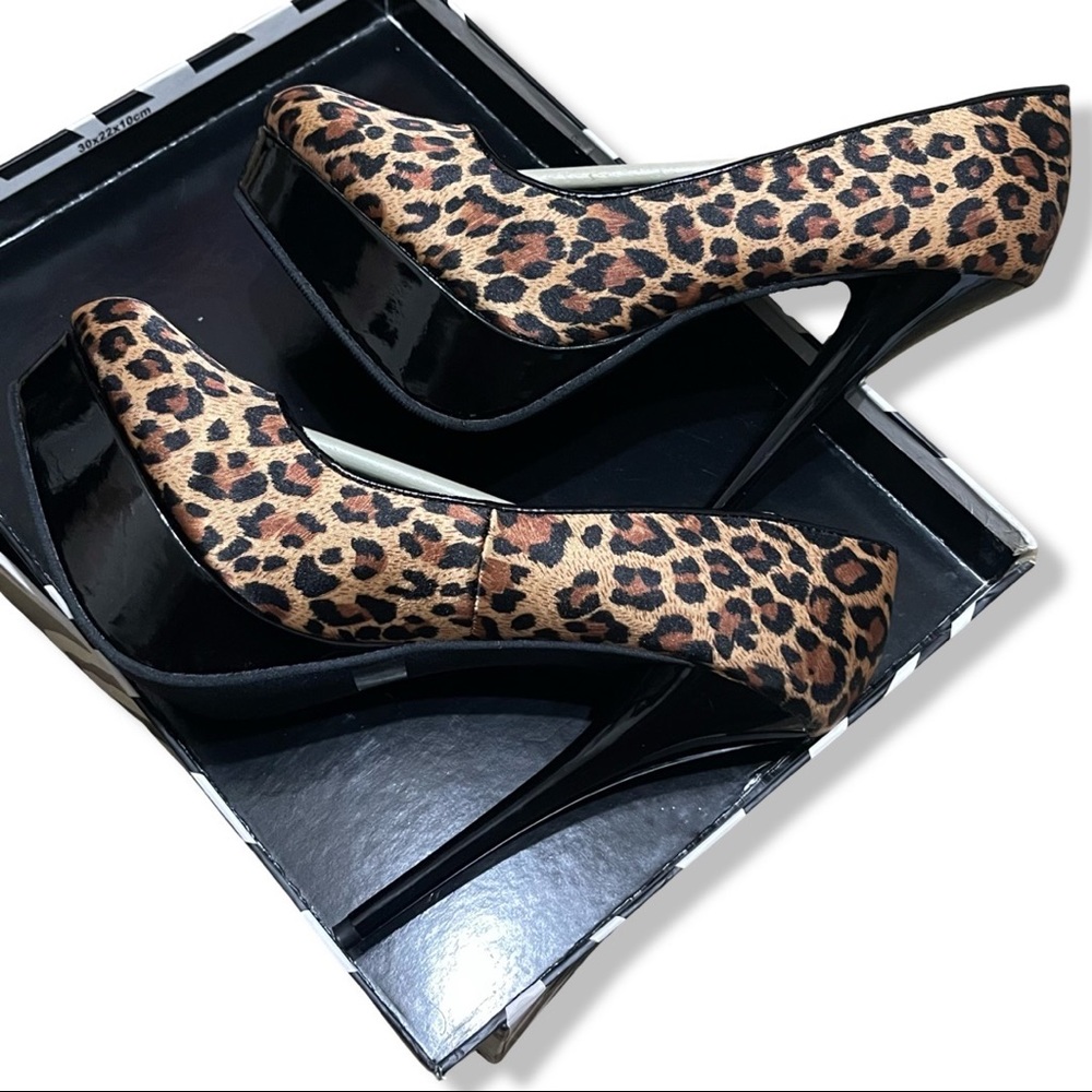 NEW IN BOX Wild DNA cheetah print heels 8